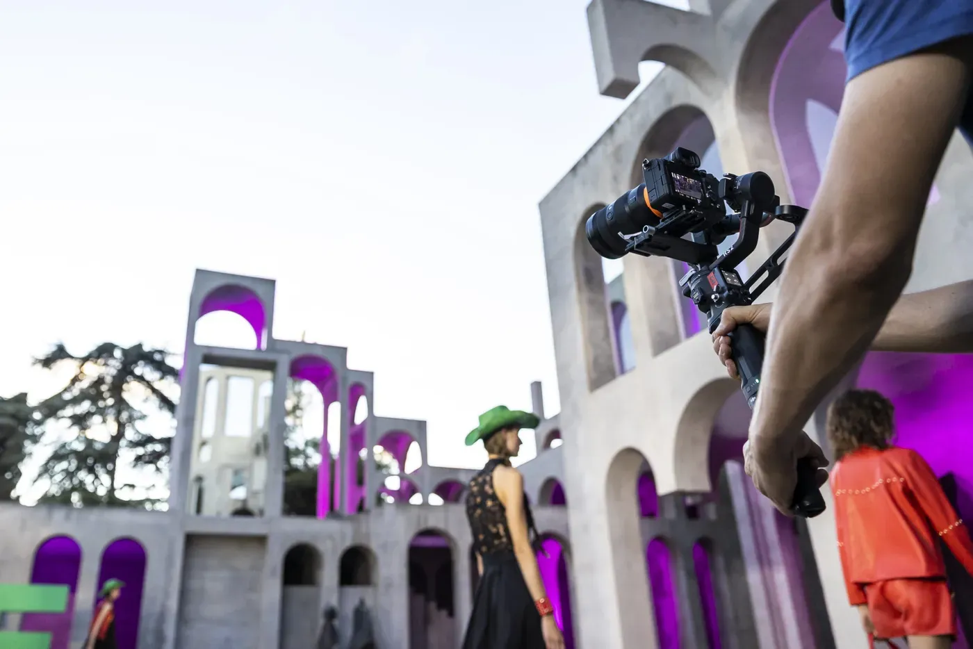 080 Barcelona Fashion: una pasarela digital con un escenario muy tangible