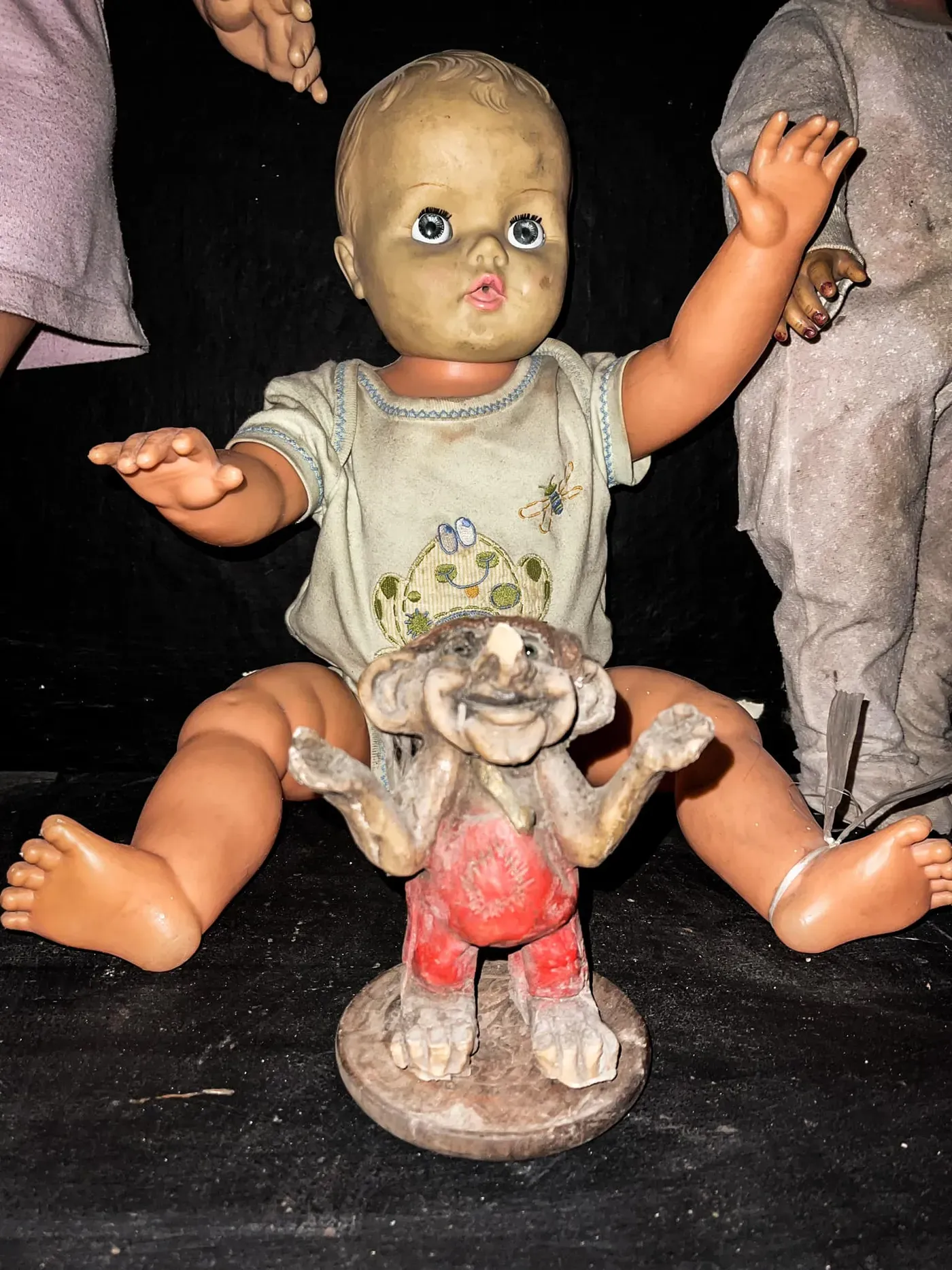 Abandonan gnomo en la puerta del Museo del Horror de Coahuila