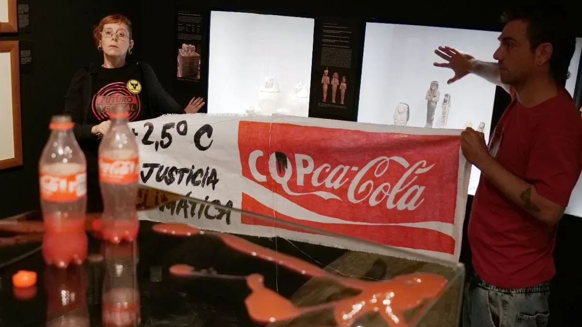 Activistas perjudican una vitrina y una pared del Museo Egipcio de Barcelona