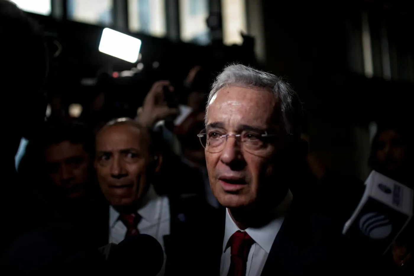 Álvaro Uribe debe ir a juicio por supuesto soborno en plena campaña presidencial