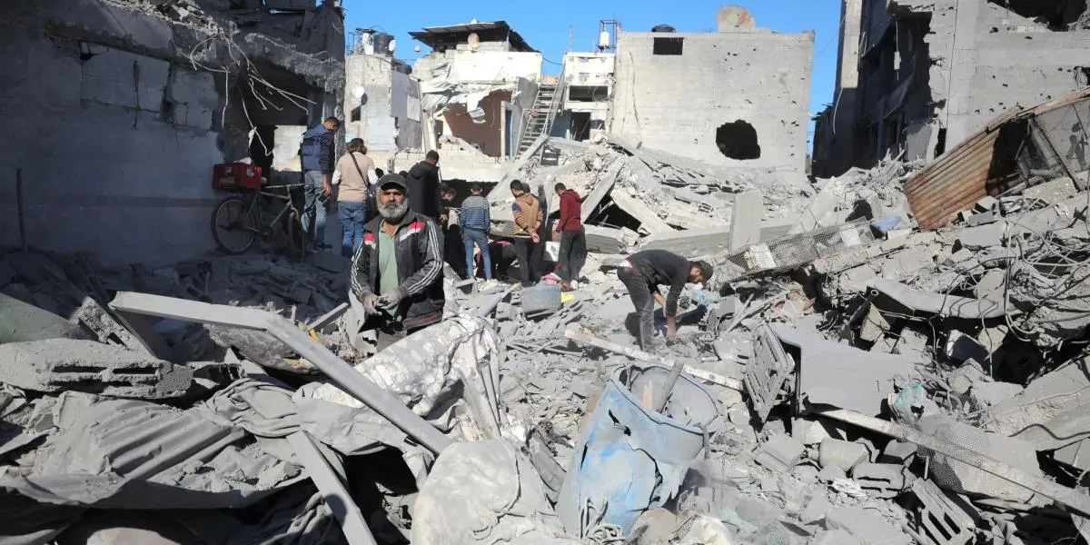 Ataques aéreos en Gaza causan más de 20 fallecidos.
