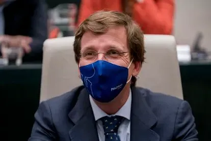 Ayuso recibe un regalo envenenado en plena guerra por controlar el PP de Madrid