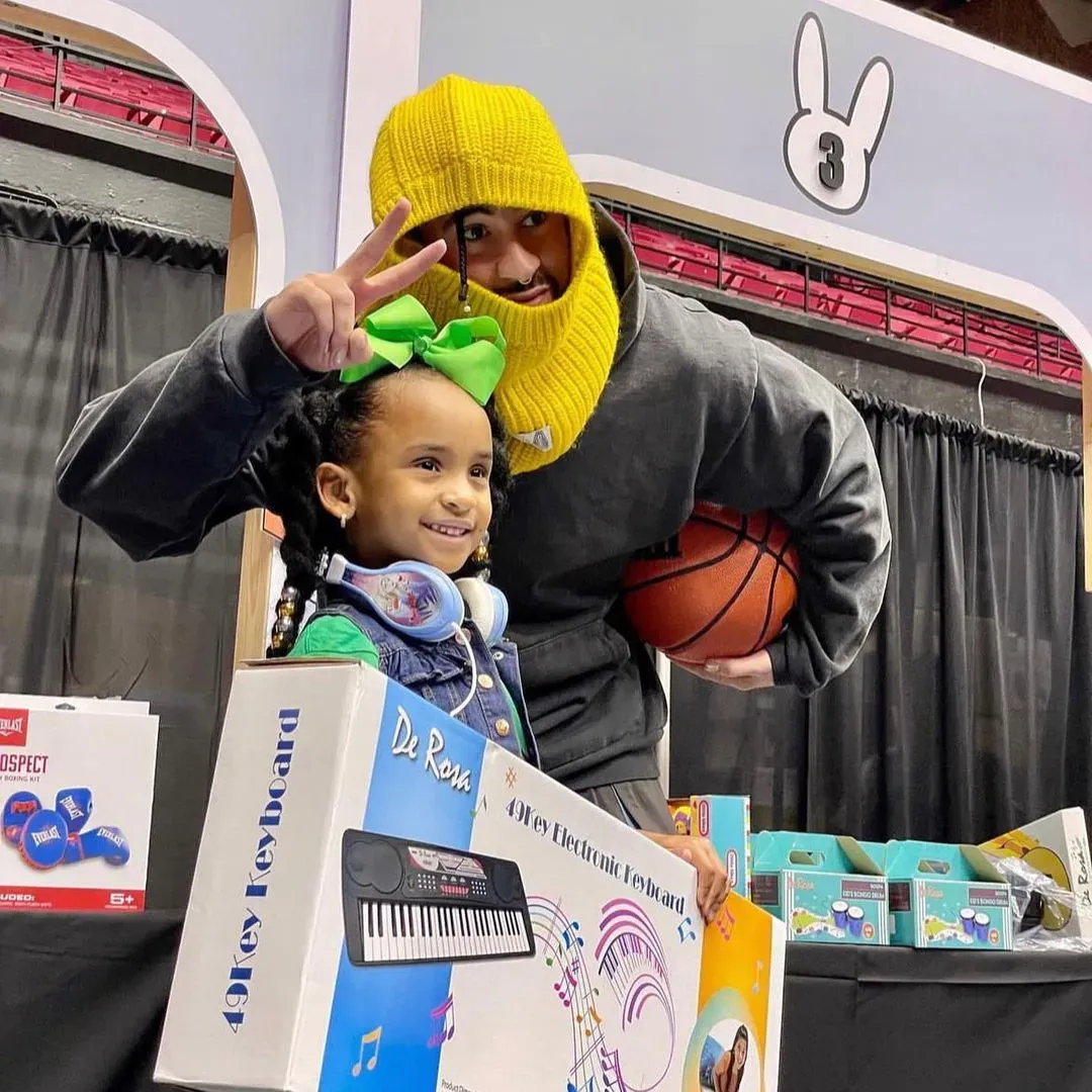 Bad Bunny y su Fundación Good Bunny repartieron 25.000 regalos de Navidad