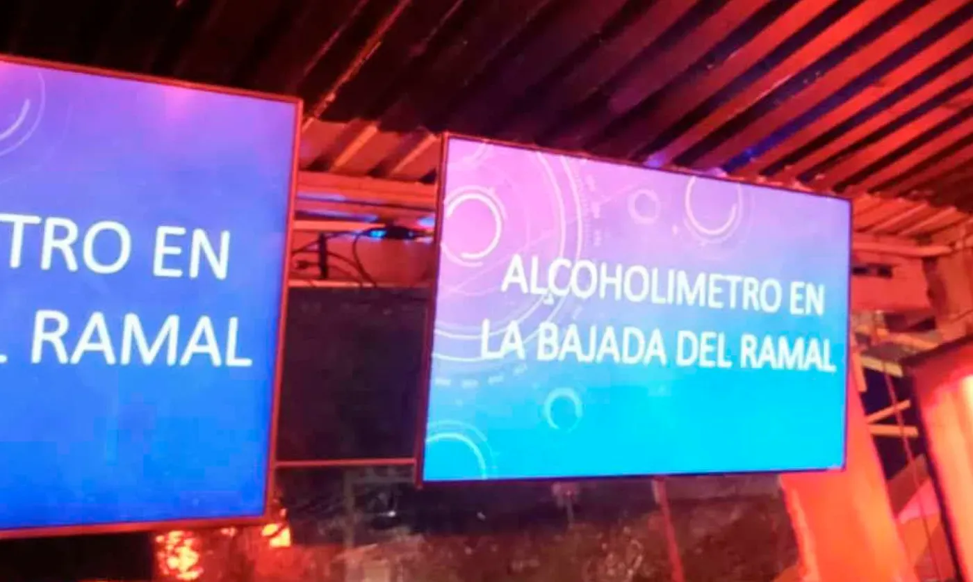 Bar en Morelia causa controversia al publicar ubicación de alcoholímetro.