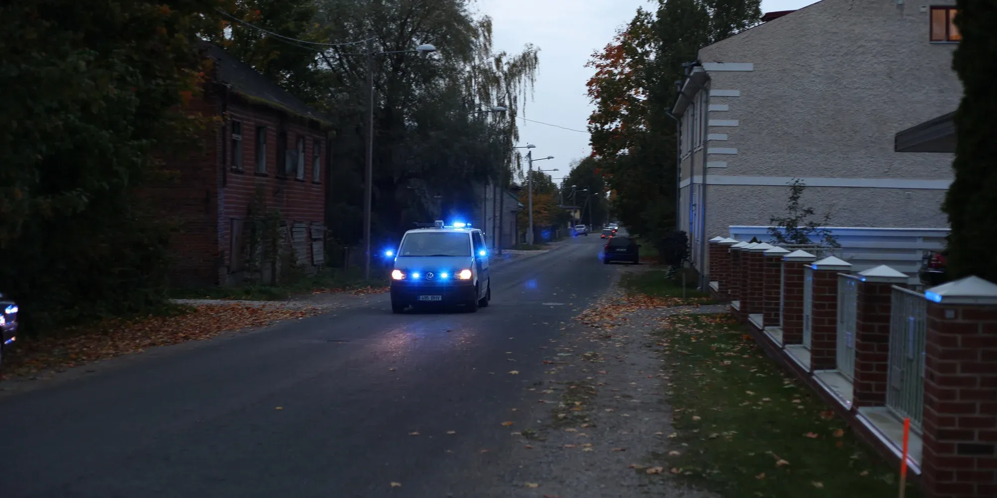 Politsei buss alarmsõidul Tartus, Supilinnas, Oa tänaval. 2016. aasta september.