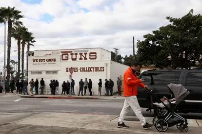 California apelará al fallo judicial que levanta el veto a los rifles de asalto