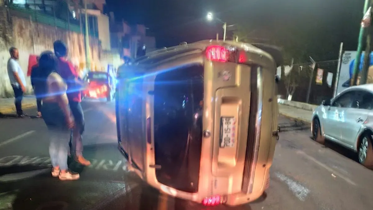 Camioneta se vuelca en Cerro del Punhuato