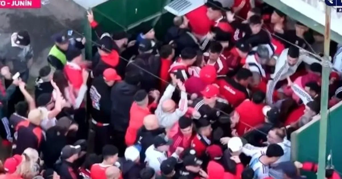 Caos y heridos: los incidentes en el ingreso de la hinchada de River al estadio Eva Perón de Sarmiento