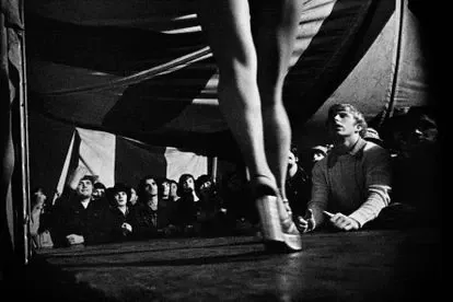 Carnival Strippers de Susan Meiselas: El ‘striptease’ de feria