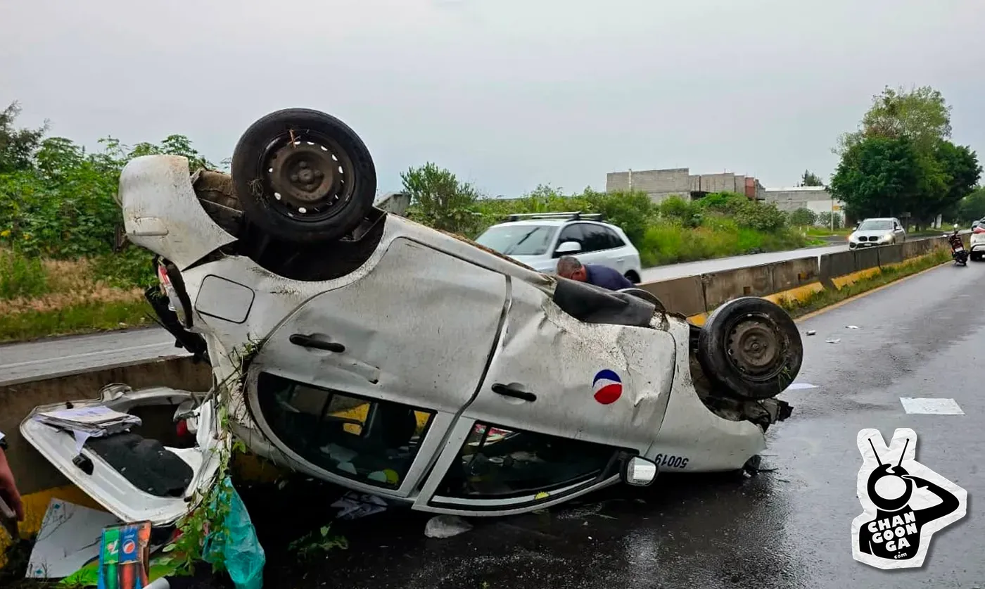 Carro de Pepsi vuelca en Morelia-Pátzcuaro