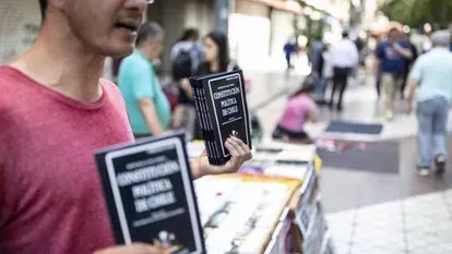 Presentan la primera Constitución paritaria y con perspectiva de género en Chile