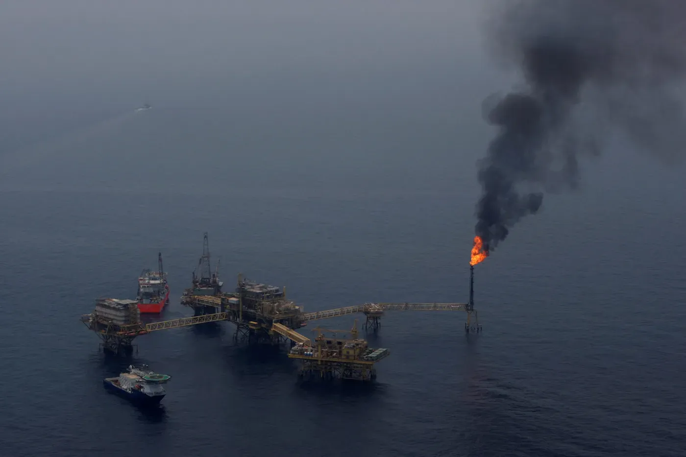Cinco heridos por un incendio en una plataforma de Pemex