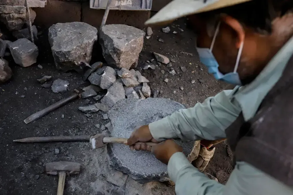 ¿Cómo son elaborados los famosos molcajetes y metates?