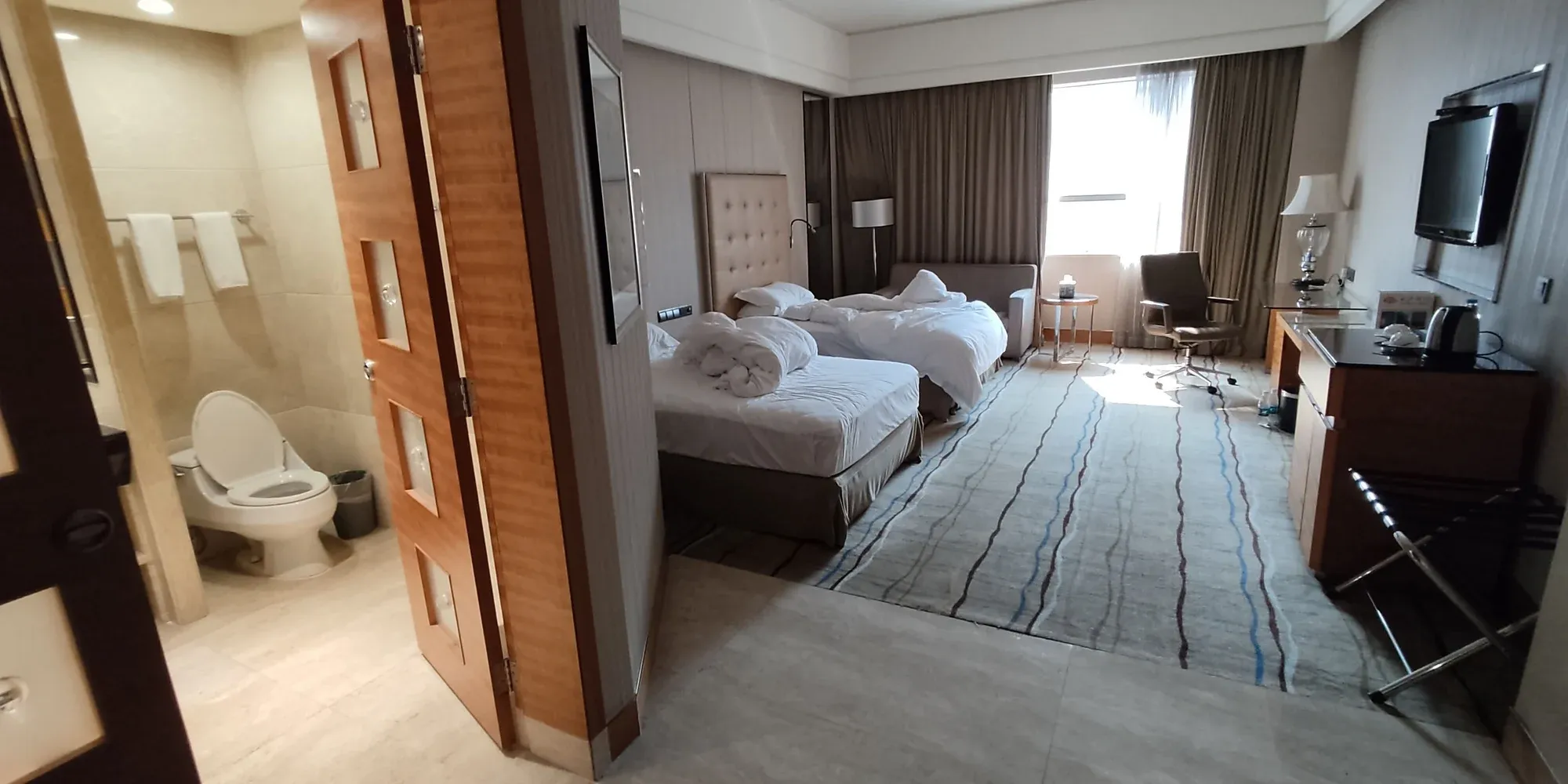 ZS 中山市 Zhongshan 古鎮 Guzhen 燈都時代酒店 Light Era Hotel 睡房 bedroom n 床 white beds morning May 2023 Px3 01 bathroom