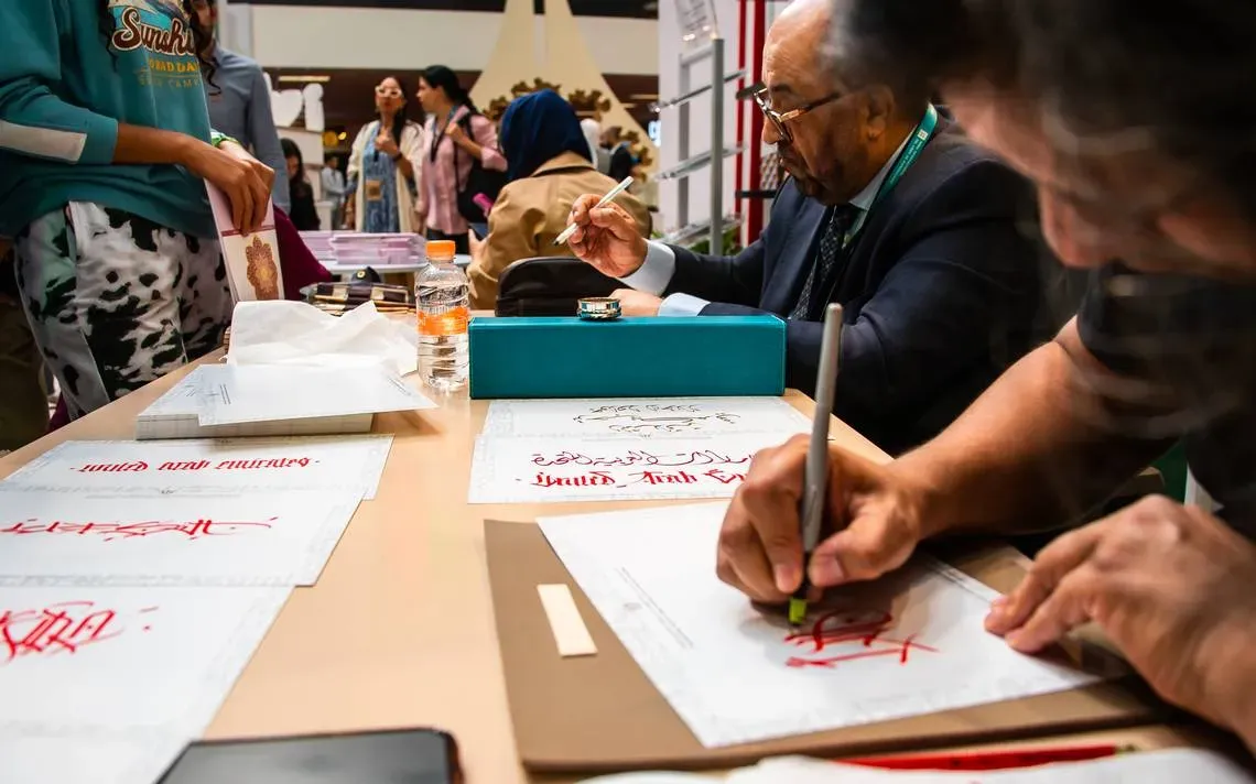 Comparten el arte de la caligrafía entre México y los Emiratos Árabes