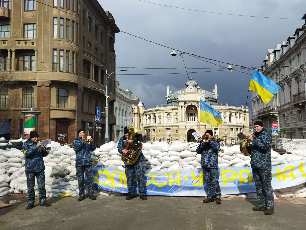 Concierto musical en las barricadas de la Ópera de Odesa