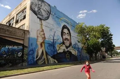 Conmemoran a Maradona con murales pintados en las calles de Argentina