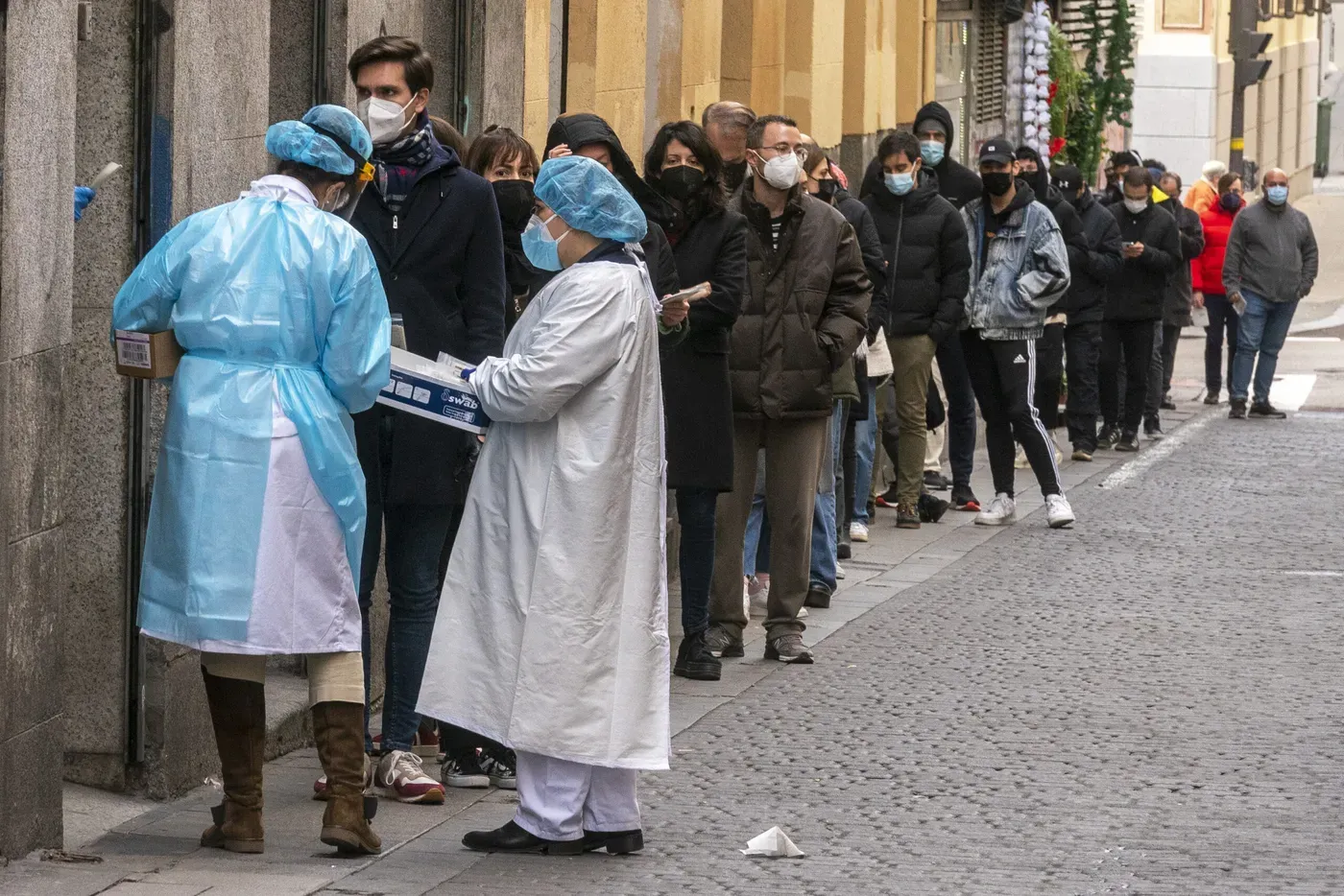 De 10 a 7 días de aislamiento para los casos leves y asintomáticos