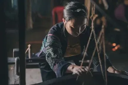 De niña balsera vietnamita a diseñadora de moda y defensora de artesanas