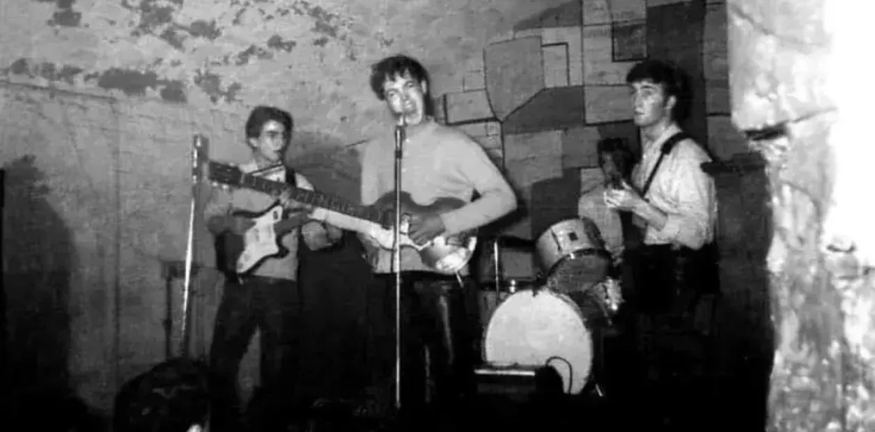Descubren dos fotografías inéditas de los Beatles tocando en el club The Cavern
