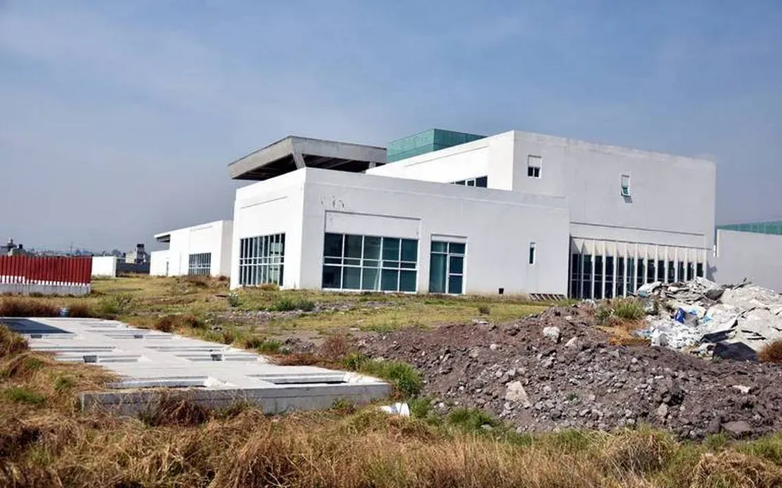 Detiene el gobierno federal ocho obras hospitalarias en Edomex.