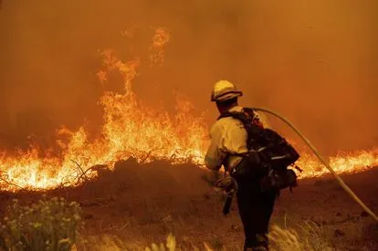 Detienen a padre e hijo por causar "El Caldor" el incendio más grande en California