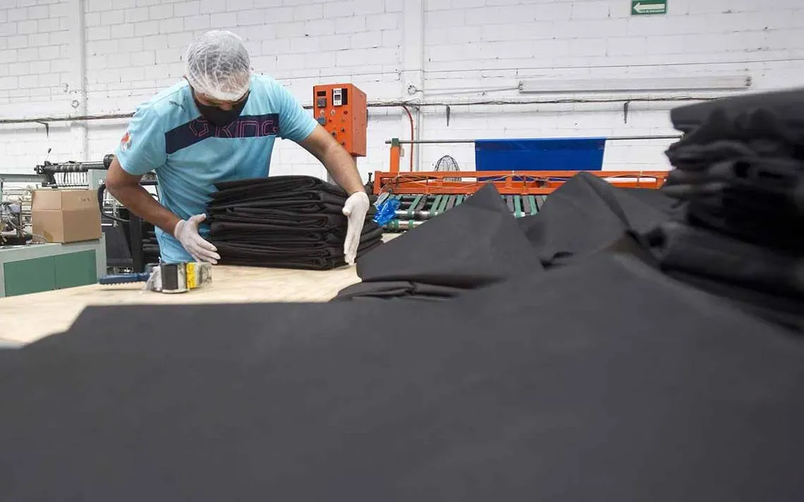 Disminuye la tasa de desempleo y se formaliza el empleo en México gracias al sector terciario y manufacturero