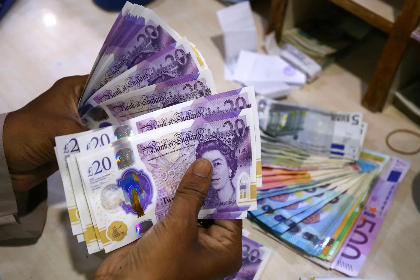 El Banco de Inglaterra sugiere otra subida de tipos para frenar el desplome de la libra | Economía