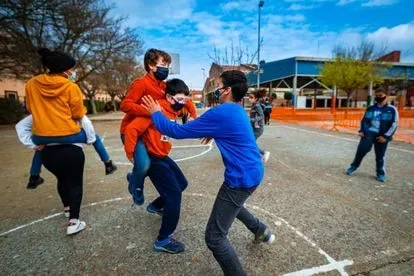El Gobierno propone que el próximo curso los alumnos sigan usando mascarilla y guardando la distancia