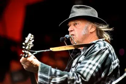 El músico Neil Young vuelve a la carga en su cruzada contra Spotify