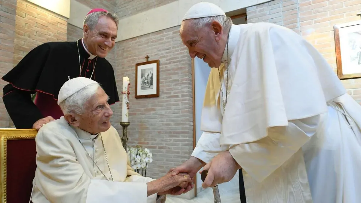 El Papa pide una oración por Benedicto XVI, tras su delicado estado de salud