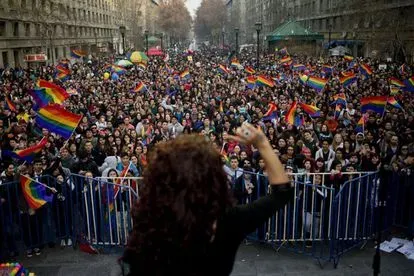 El Senado de Chile aprueba el matrimonio y la adopción en parejas homosexuales