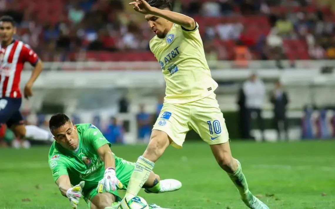 En el clásico del fútbol nacional América venció a Chivas 4-2