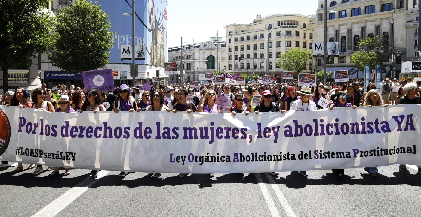 España: El Congreso aprueba castigar el proxenetismo