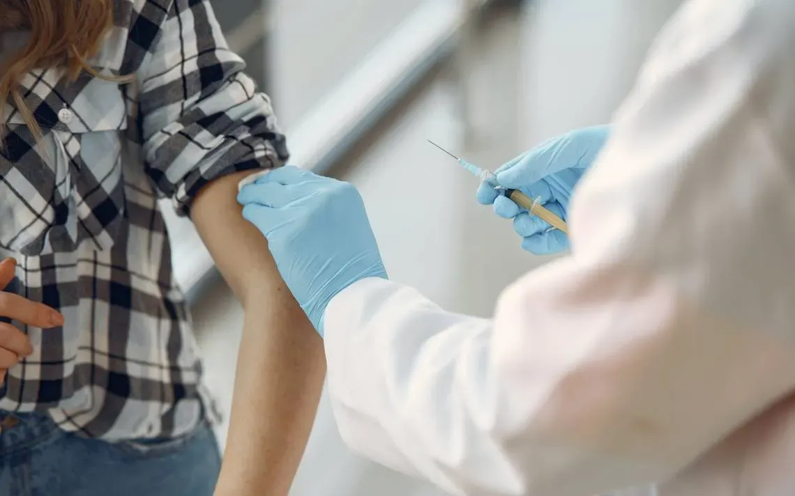 Estados Unidos autoriza nueva vacuna contra variante Ómicron de Pfizer y Moderna
