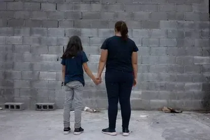 El primer campamento de migrantes de la era Biden, más negocio para los coyotes