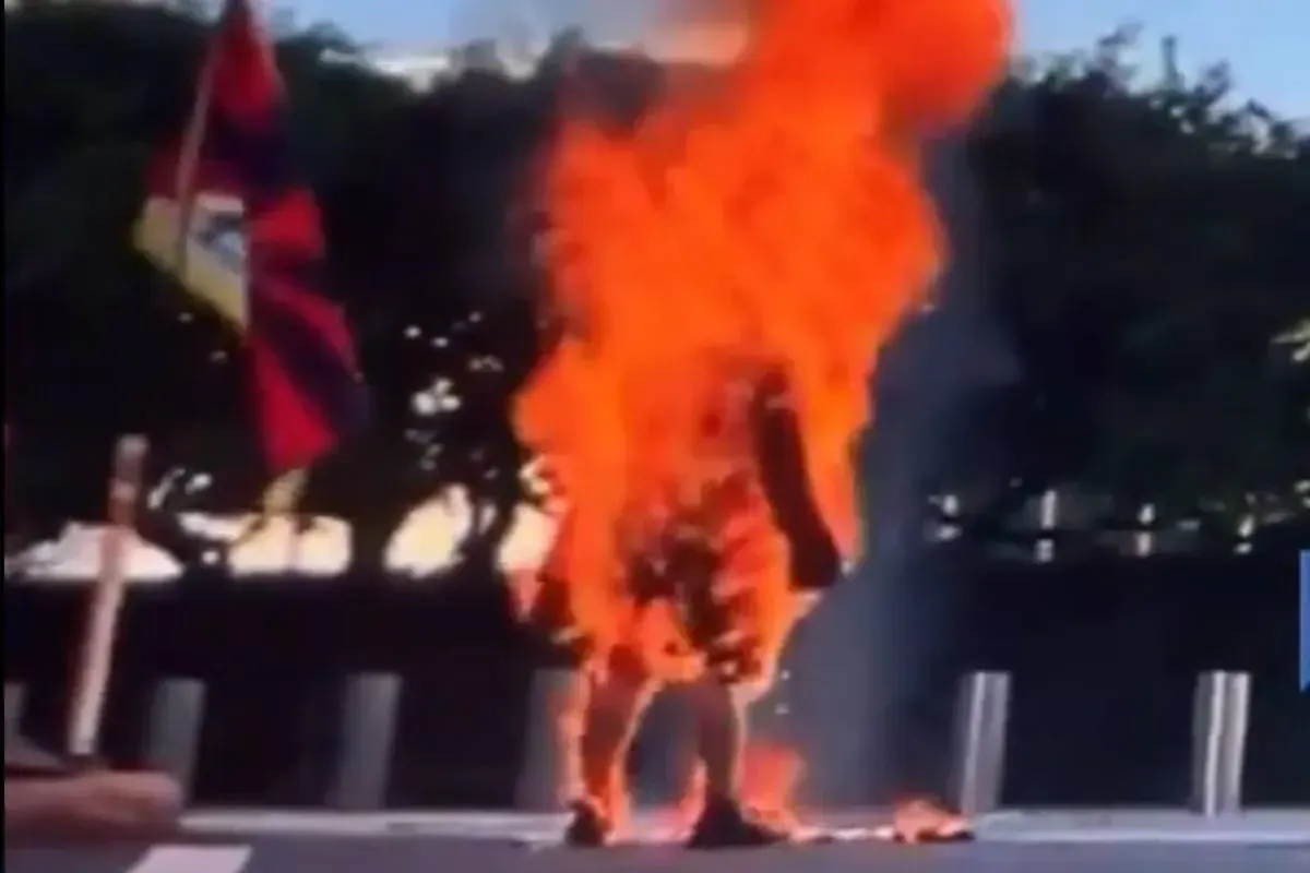 Fallece hombre tras incendiarse frente a ONU