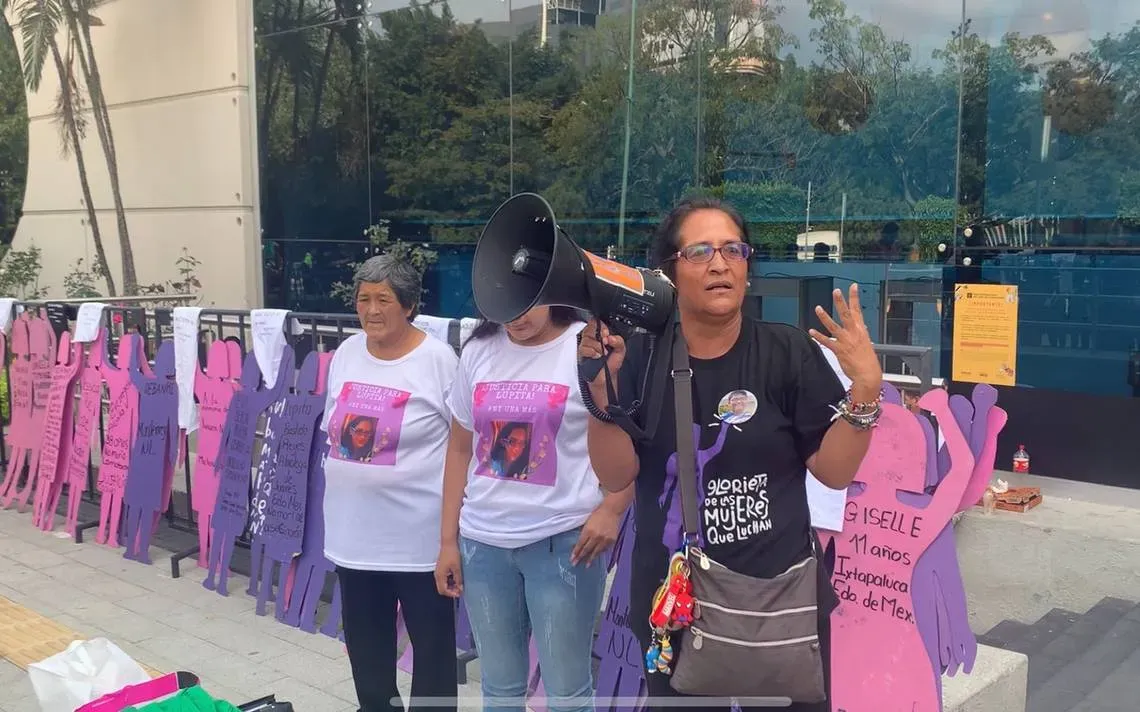 Familias víctimas de feminicidio se manifiestan en la FIL Guadalajara