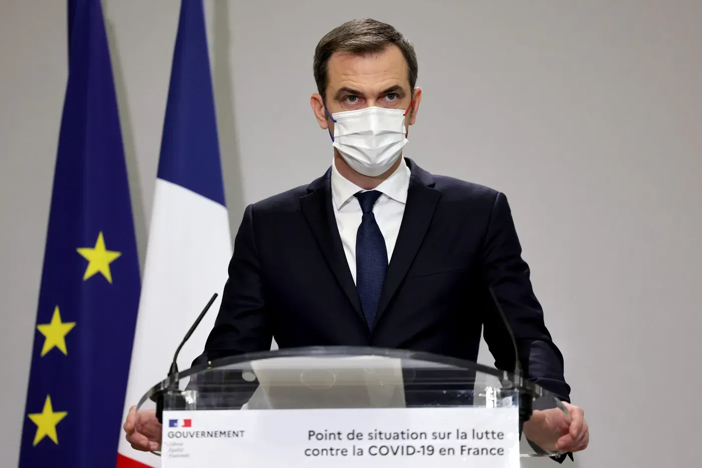 Francia recomienda la tercera dosis de vacuna a todos los adultos