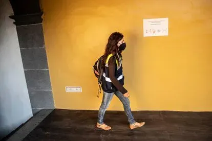 Frustración y lagrimas de quienes necesitan un hogar tras perderlo en el volcán