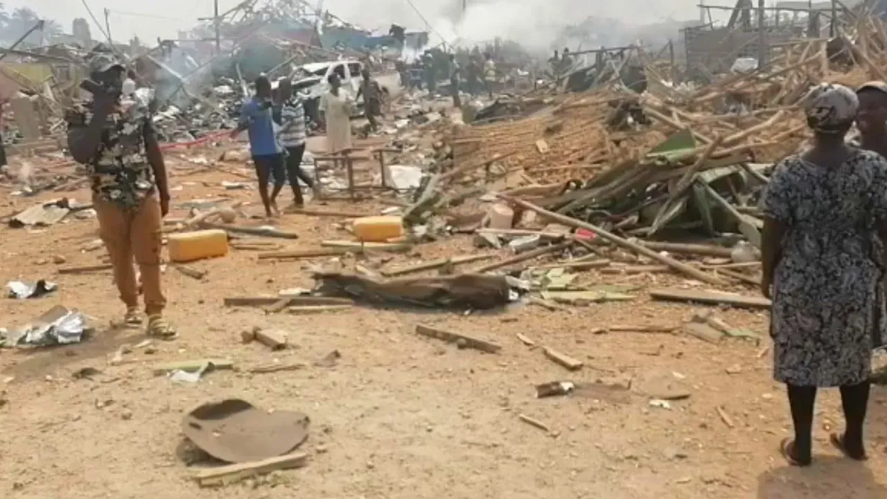Fuerte explosión que causó el choque de un camión en Ghana causa al menos 17 muertos
