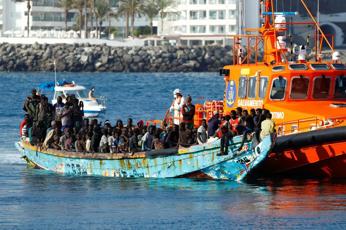 Ha sido rescatado un cayuco con unas 200 personas a bordo en España
