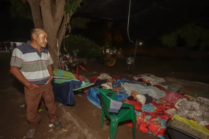 Habitantes de Colima duermen en la calle por temor a otro sismo | México