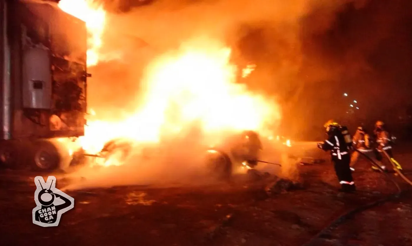 Incendio Consume Tres Camiones en Uruapan