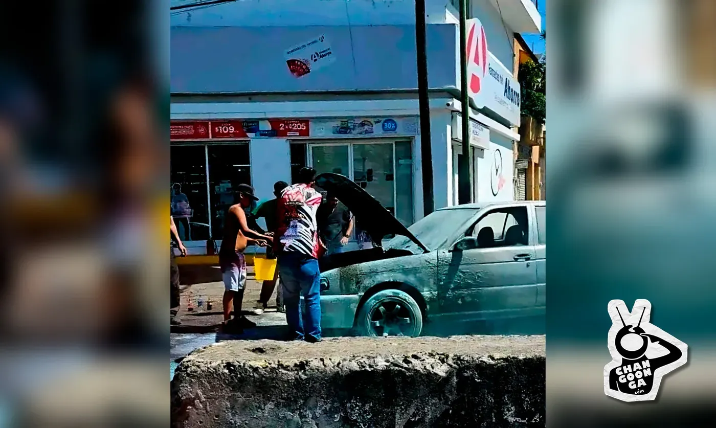 Incendio de auto en salida a Charo