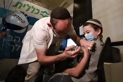 Israel: Risas, lágrimas y dudas para vacunar a los niños contra la covid en un cine de Jerusalén