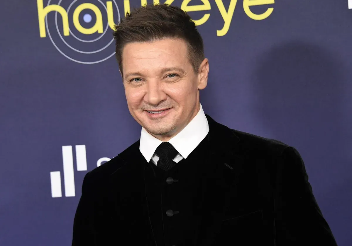Jeremy Renner se recupera tras dos cirugías después de sufrir un “trauma torácico cerrado y lesiones ortopédicas”