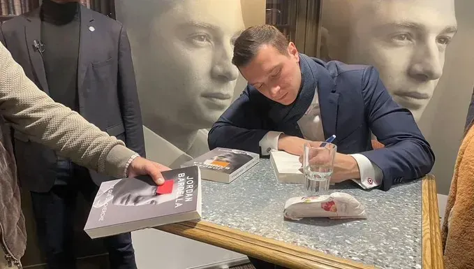 Jordan Bardella recibe un huevo en la cabeza