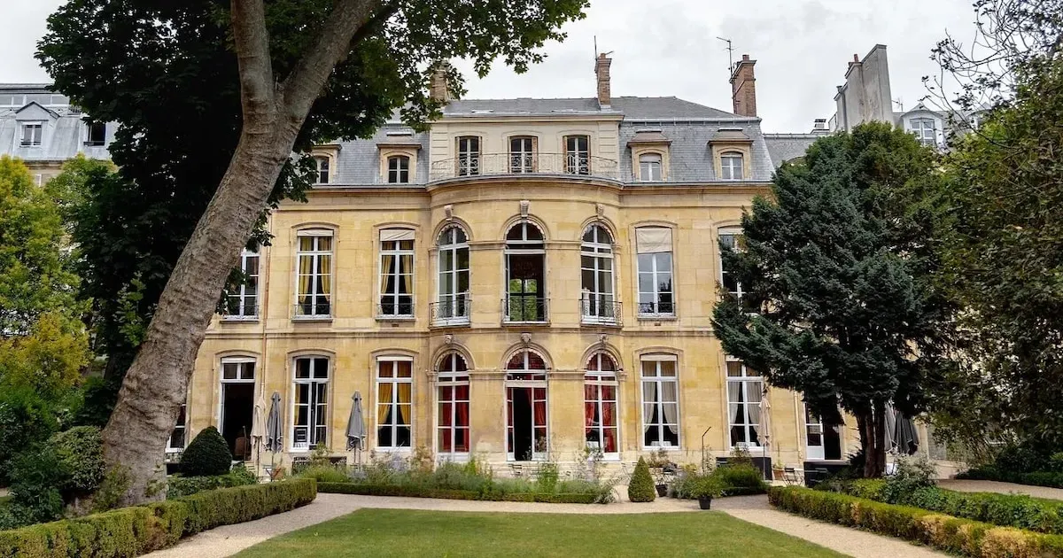 La Casa de América Latina de París cumple 80 años amenazada de desalojo: 26.000 firmas y un banco que quiere vender su sede por USD 112 millones