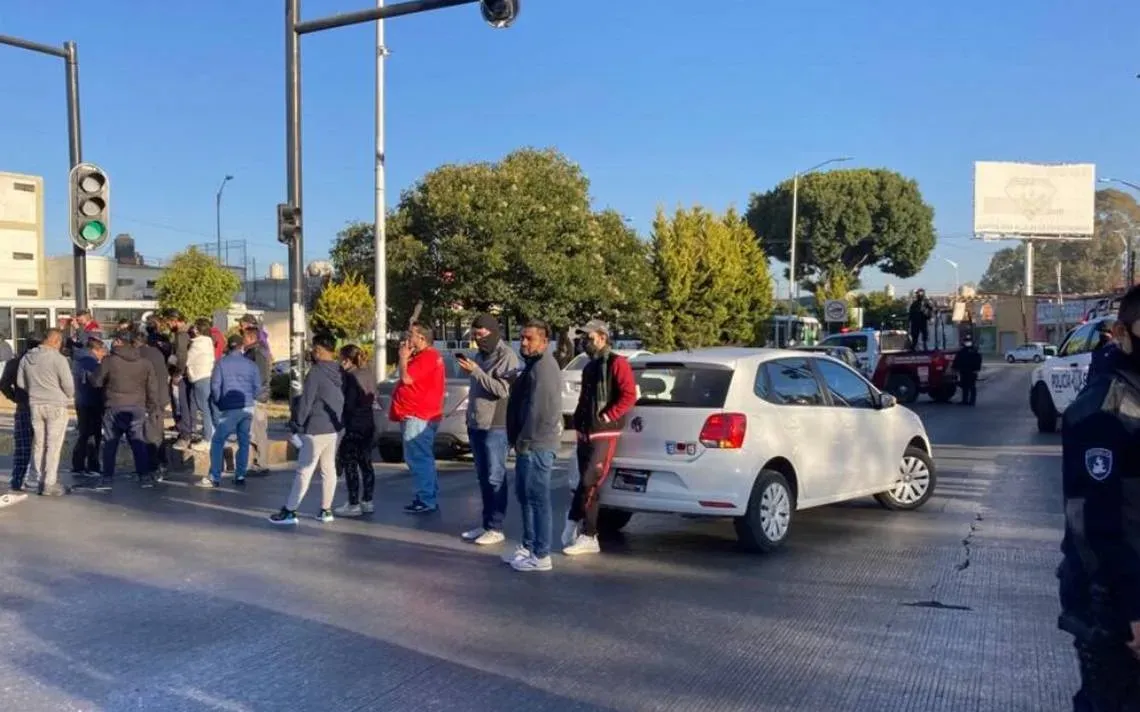 La caseta a Atlixco es bloqueada por conductores de Uber, Didi y Cabify